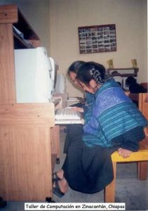 Niñas de Zinacantán, Chiapas tomando una clase del programa de computación de la AMC