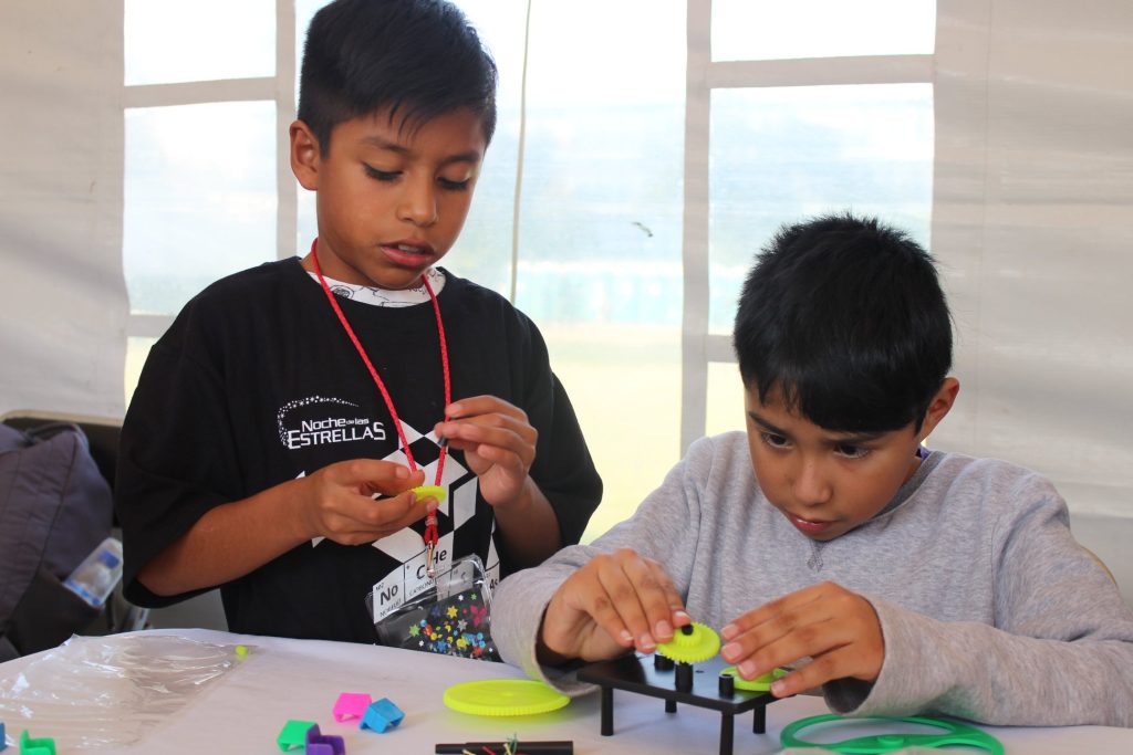 Niños de CDMX en un taller del programa de robótica móvil de la AMC en la Noche de las Estrellas