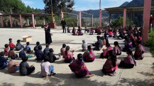 Niños e instructura de Chiapas tomando una clase del programa de robótica móvil de la AMC