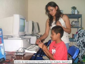 Niño e instructora deSan Joaquín, Querétaro en una clase del programa de computación de la AMC