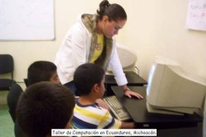 Niños de Ecuandureo, Michoacán tomando una clase del programa de computación de la AMC
