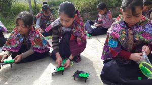 Niñas de Chiapas tomando una clase del programa de robótica móvil de la AMC