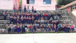 Niñas y niños de Chiapas tomando una clase del programa de robótica móvil de la AMC