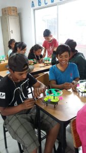 Niños de CDMX en un taller del programa de robótica móvil de la AMC