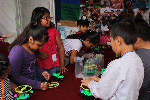 Niños de CDMX en un taller del programa de robótica móvil de la AMC