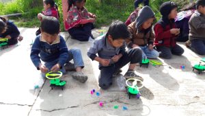 Niños de zona rural de Chiapas en un taller del programa de robótica móvil de la AMC
