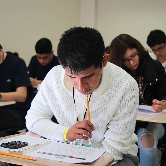 Joven realizando el examen teórico de la Olimpiada Nacional de Biología
