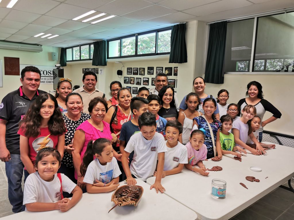 Gente que apoya a la AMC en programas ciencia para niños 